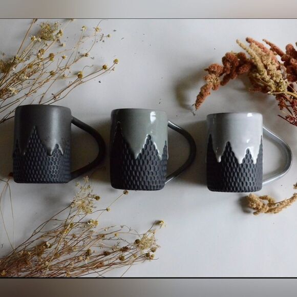 Cieri Fabrication drip mug in sage / black clay body - Picture 8 of 13